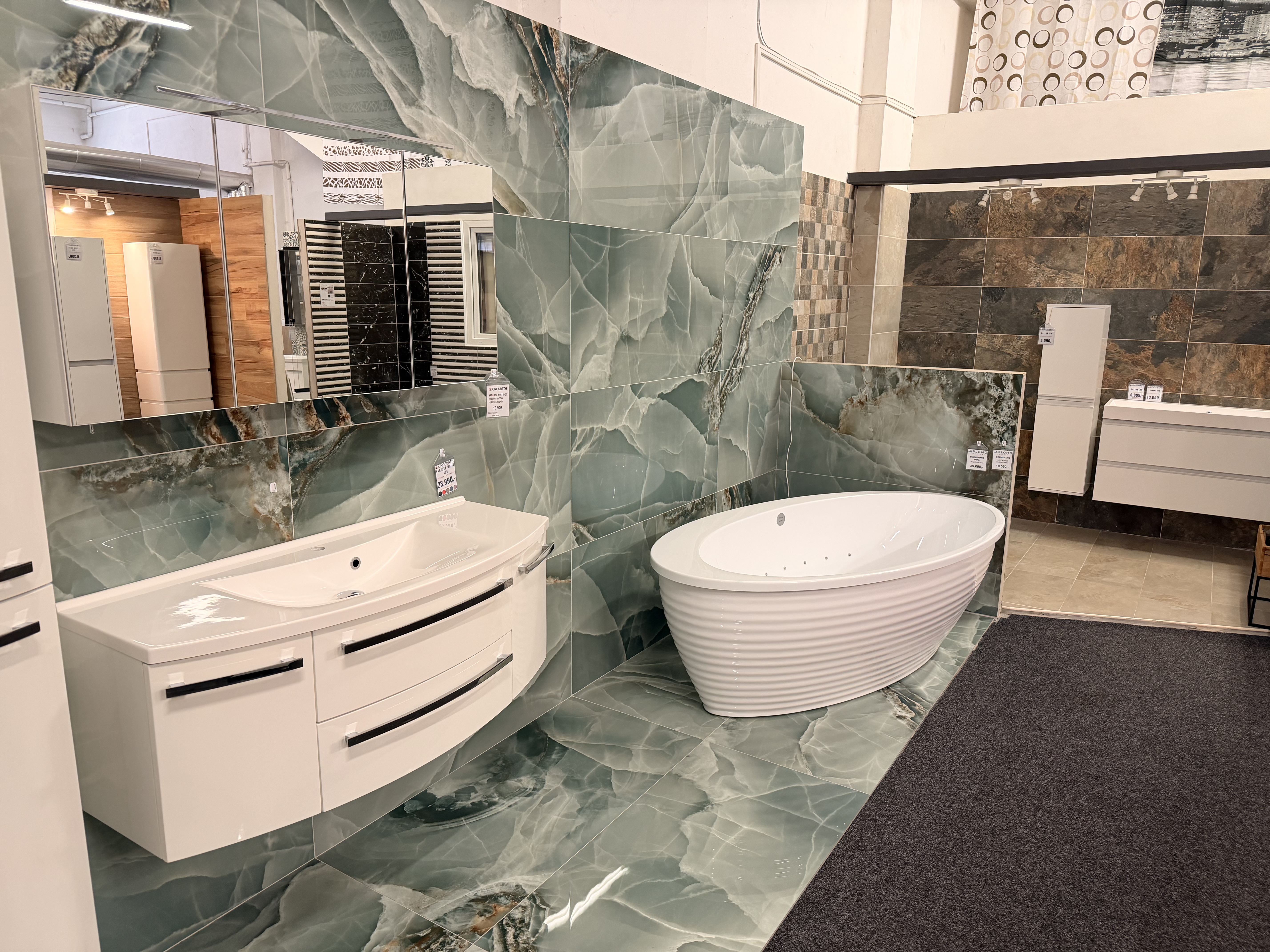 Kamenná prodejna Aplomo koupelny – výstavní koupelnové kóje ve Dvoře Králové nad Labem